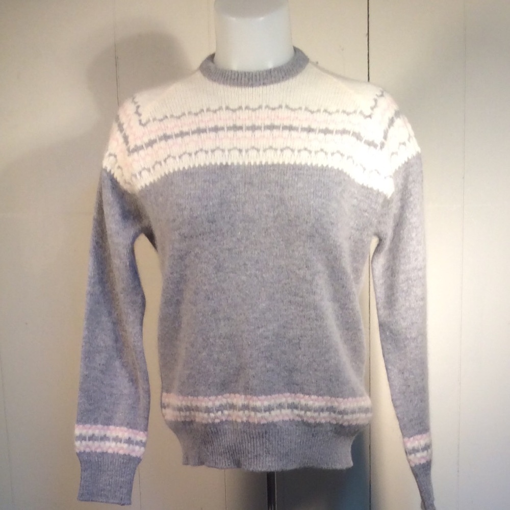 Soft Moffett Woolen women’s wool gray and white sweater made England size Medium